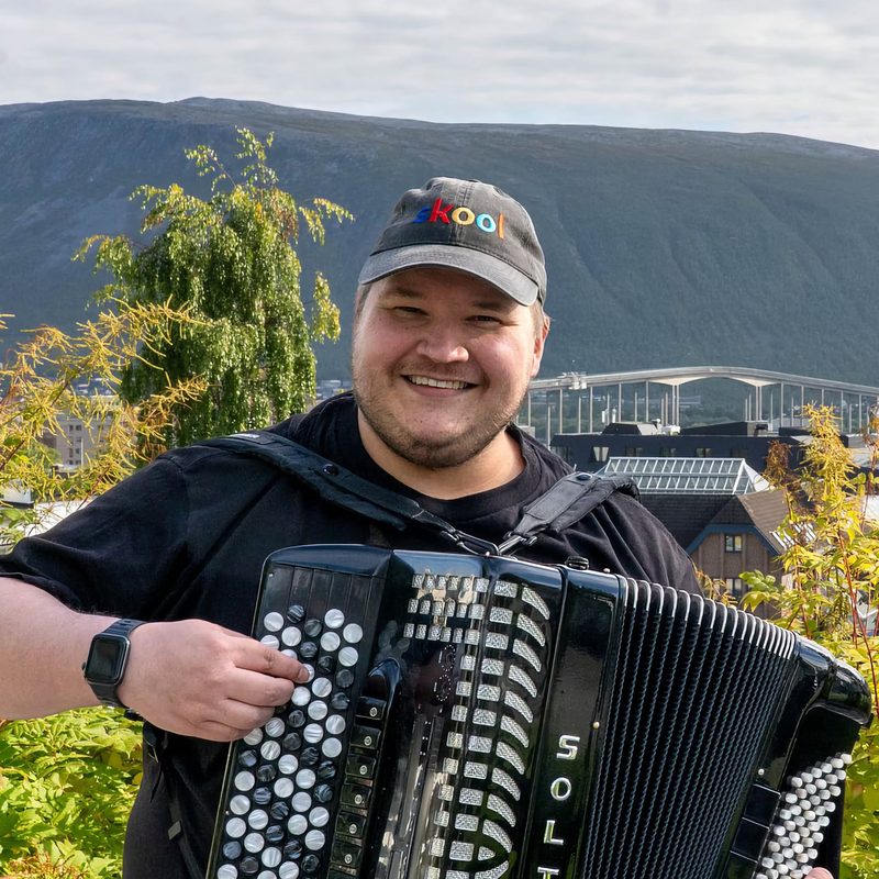 Joakim Monsen med trekkspill i Tromsø